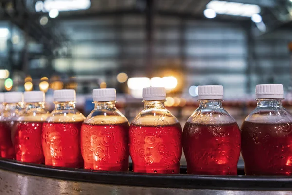 Fabrika doğrultusunda kırmızı soda şişeleri.