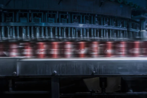 hız ile fabrika satıra geçmek için soda kutular.