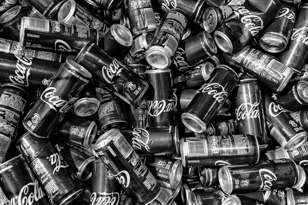 Luanda Angola Mei 2018 Coke Klaar Voor Recycling Blikjes Versie — Stockfoto