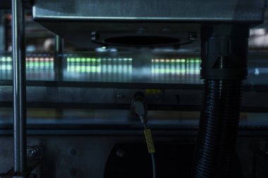 satır içecek fabrikasında, hız ile geçmek gazları ile çalışmaktadır.