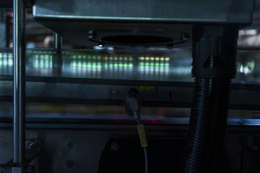 satır içecek fabrikasında, hız ile geçmek gazları ile çalışmaktadır.