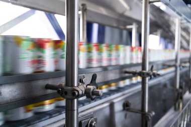 satır içecek fabrikasında, hız ile geçmek gazları ile çalışmaktadır.