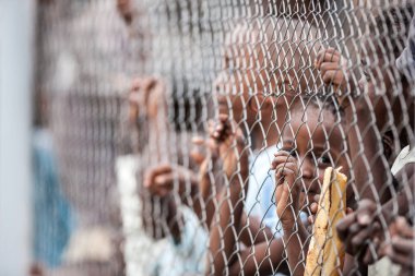 Pointnoire/Kongo - 18 2013 - arkasında demir net Afrikalı çocuk olabilir.