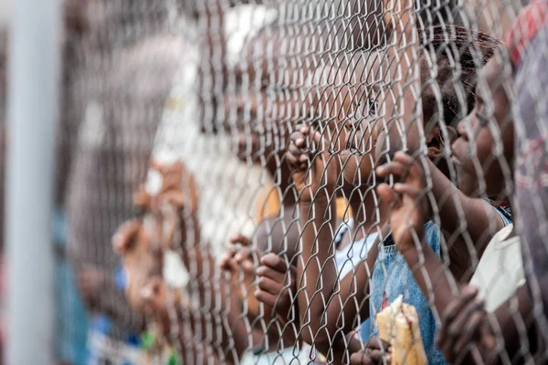 Pointnoire Kongo Maja 2013 Afrykańskich Dzieci Żelaza Netto — Zdjęcie stockowe