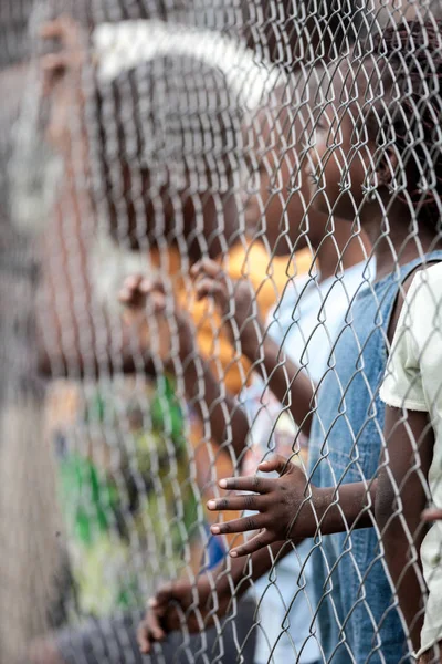 Pintnoire Congo 18Maggio 2013 Bambini Africani Dietro Rete Ferro — Foto Stock