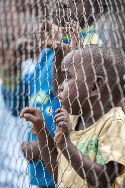 Pointnoire Kongo Maja 2013 Afrykańskich Dzieci Żelaza Netto — Zdjęcie stockowe