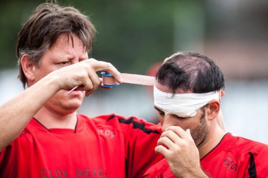 Pointnoire/Kongo - 18 Mayıs 2013 - Rugby oyuncuları pansuman yapmak için zarar