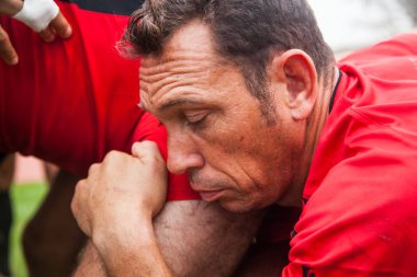 Pointnoire/Kongo - 18 Mayıs 2013 - rugby oyuncusu arkadaşlarıyla oynarken ifade portresi.