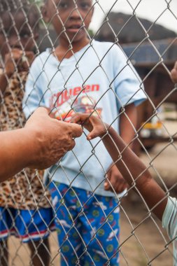 Adam Afrika'da gerekli çocuk için yardım edin.
