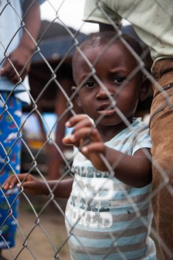 Pointnoire/Kongo - 18 2013 - metal ızgara gülümseyen arkasında Afrikalı çocuk olabilir..
