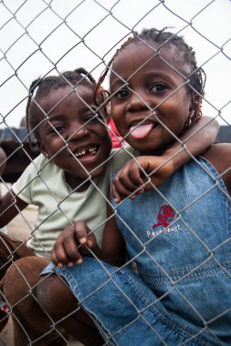 Pointnoire/Kongo - 18 2013 - metal ızgara gülümseyen arkasında Afrikalı çocuk olabilir..