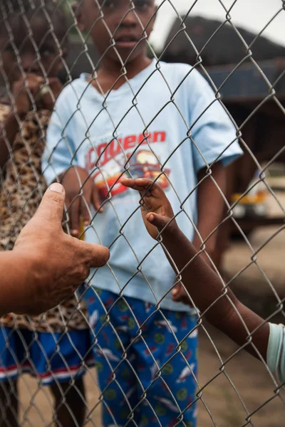 Hombre Para Dar Mano Niño Necesario África —  Fotos de Stock