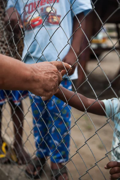 Hombre Para Dar Mano Niño Necesario África —  Fotos de Stock