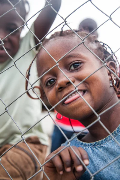 Pointnoire Kongo Maja 2013 Afrykańskich Dzieci Osłoną Metalową Uśmiechający Się — Zdjęcie stockowe