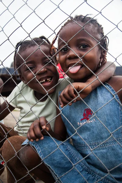 Pintnoire Congo 18Maggio 2013 Bambini Africani Dietro Una Griglia Metallica — Foto Stock