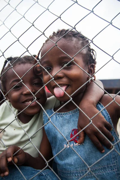 Pointnoire Congo 18May2013 Niños Africanos Detrás Una Rejilla Metálica Sonriendo —  Fotos de Stock