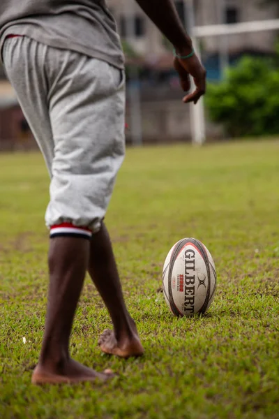 Pointnoire/Kongo - 18 2013 - Afrikalı çocuğun ragbi topu doğru olabilir.