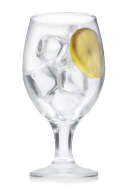 Buz ve limon ile beyaz arka planda izole cam.