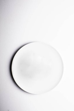 Beyaz çanak üzerinde izole beyaz arka plan yukarıda görülen.