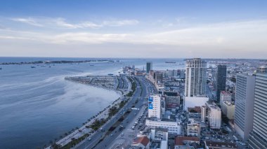 Luanda, Angola marjinal hava fotoğrafı. Africa.Difference yeni ve eski binalar arasında.