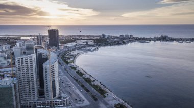 Luanda, Angola marjinal hava fotoğrafı. Africa.Difference yeni ve eski binalar arasında.