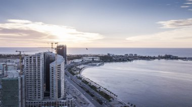Luanda, Angola marjinal hava fotoğrafı. Africa.Difference yeni ve eski binalar arasında.