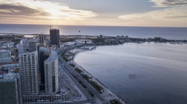 Luanda, Angola marjinal hava fotoğrafı. Africa.Difference yeni ve eski binalar arasında.