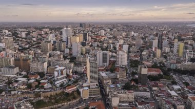 Luanda, Angola marjinal hava fotoğrafı. Africa.Difference yeni ve eski binalar arasında.