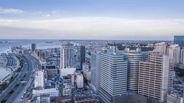 Luanda, Angola marjinal hava fotoğrafı. Africa.Difference yeni ve eski binalar arasında.