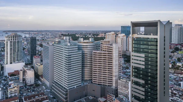 Luanda, Angola marjinal hava fotoğrafı. Africa.Difference yeni ve eski binalar arasında.