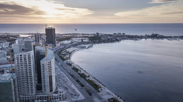 Luanda, Angola marjinal hava fotoğrafı. Africa.Difference yeni ve eski binalar arasında.