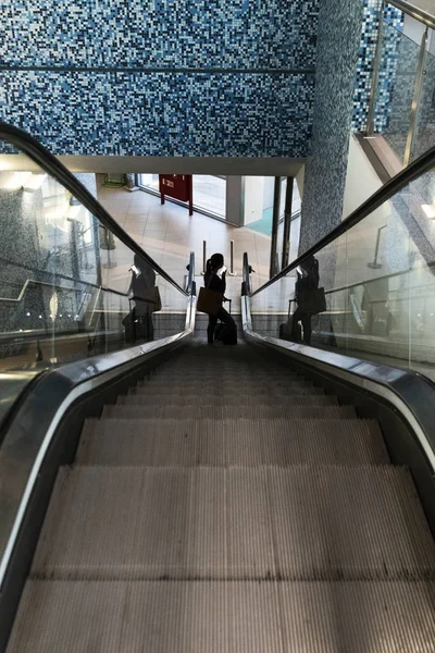 Silhouette Girl Climbing Airport Escalators Suitcase — Stock Photo, Image