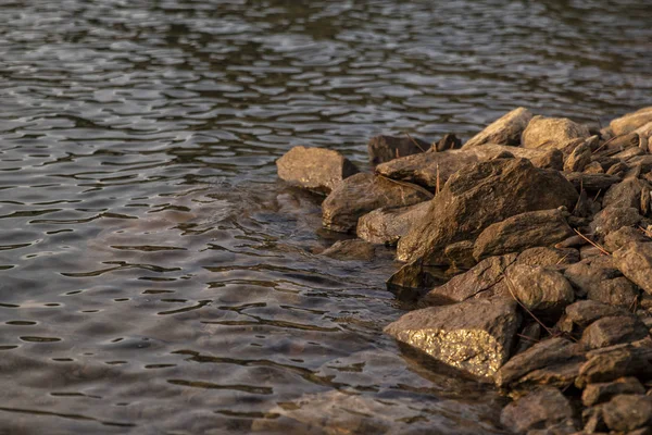 Steine Ufer Des Flusses Aufstellen — Stockfoto