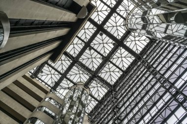 Cam Asansör ve balkon modern binanın iç cephe.