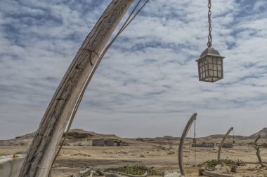 Eski paslı lamba mavi gökyüzü ile.