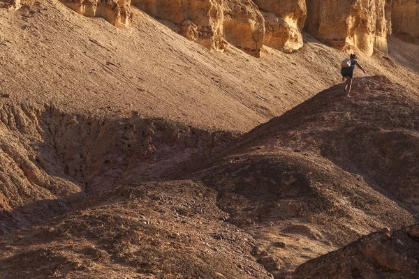 Meisje Beklimmen Van Een Berg Van Canyon Woestijn Namibe Afrika — Stockfoto