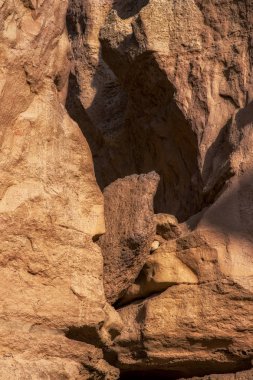 Kanyon duvarından su erozyonu işaretlerinin detay ile. Namibe. Angola. Afrika.