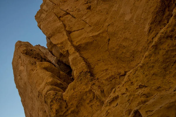 Kanyon duvarından su erozyonu işaretlerinin detay ile. Namibe. Angola. Afrika.