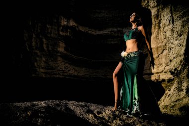 Ünlü Arap dans, oryantal dans kanyonlar Namibe çöl arka plan, aşırı vücut ve yüz duygu ile dans genç kız. Namibe. Afrika. Angola.