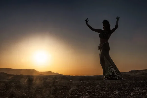 Mujer Bailando Famosa Danza Del Vientre Árabe Con Puesta Sol — Foto de Stock