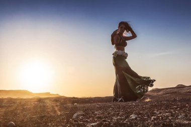 Gün batımı ile ünlü oryantal dans ile kanyonlar Namib Çölü'nde dans kadın. Afrika. Angola.