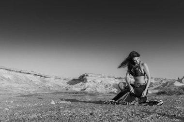 Kanyonlar ile Namib Çölü'nde doğal günbatımı ışık ile ünlü oryantal dans için dans kadın. Afrika. Angola. BW sürümü.