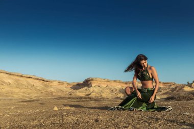 Kanyonlar ile Namibe çölde doğal günbatımı ışık ile ünlü oryantal dans için dans kadın. Afrika. Angola.