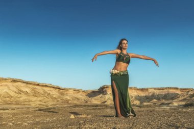 Kanyonlar ile Namibe çölde doğal günbatımı ışık ile ünlü oryantal dans için dans kadın. Afrika. Angola.