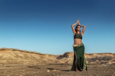 Kanyonlar ile Namibe çölde doğal günbatımı ışık ile ünlü oryantal dans için dans kadın. Afrika. Angola.