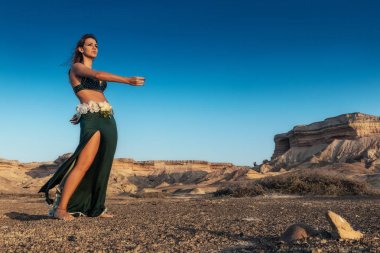 Kanyonlar ile Namibe çölde doğal günbatımı ışık ile ünlü oryantal dans için dans kadın. Afrika. Angola.