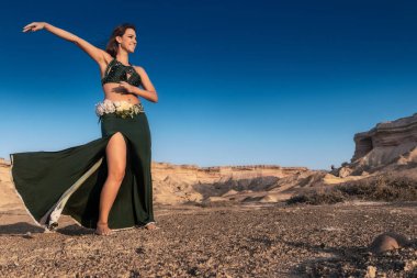 Kanyonlar ile Namibe çölde doğal günbatımı ışık ile ünlü oryantal dans için dans kadın. Afrika. Angola.