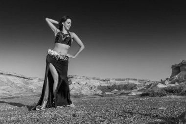 Kanyonlar ile Namib Çölü'nde doğal günbatımı ışık ile ünlü oryantal dans için dans kadın. Afrika. Angola. BW sürümü.