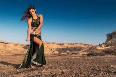 Kanyonlar ile Namibe çölde doğal günbatımı ışık ile ünlü oryantal dans için dans kadın. Afrika. Angola.