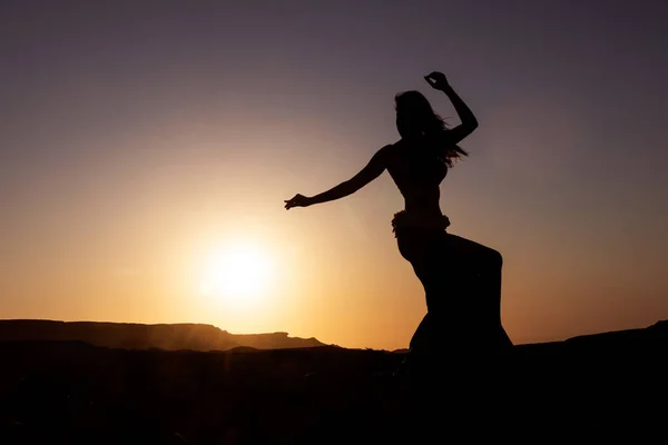 Silhouette Einer Frau Die Zum Beruhmten Bauchtanz Mit Sonnenuntergang Der Stockfoto C Silvapinto 238201582